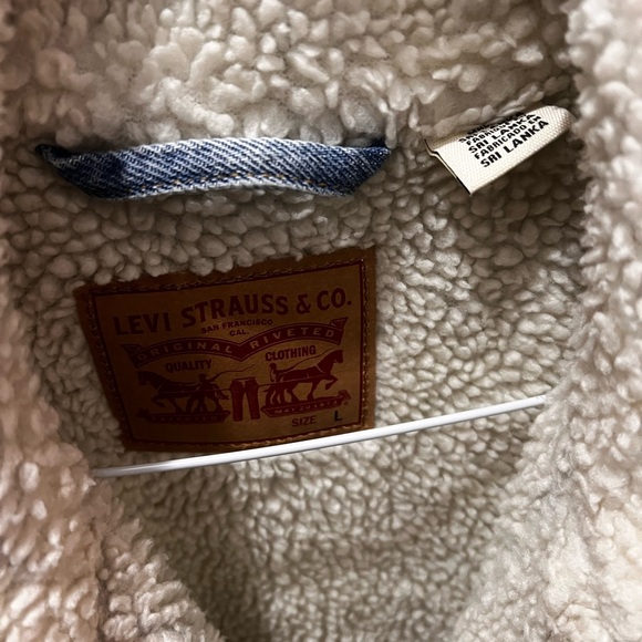 Levi's Light Blue Denim Jacket with Cream Sherpa Lining - Picture 2 of 3